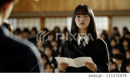AI画像生成　答辞を読む女子生徒 111272876