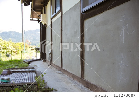 らくがきのある日本家屋 111273087