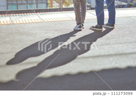 電車を待つ親子 111273099