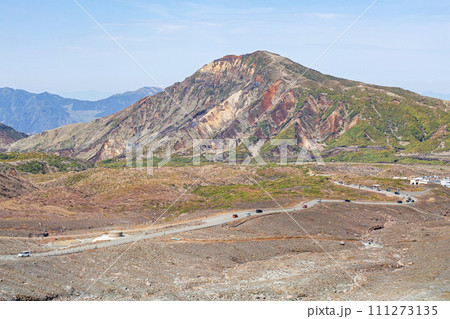 熊本県/ 阿蘇中岳第一火口付近からみる公園道路・草千里（草千里ヶ浜）側方面 111273135