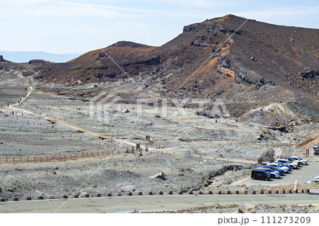 熊本県/ 阿蘇中岳第一火口付近から見る砂千里(砂千里ヶ浜)方面 熊本県/ 阿蘇中岳第一火口付近から見る砂千里(砂千里ヶ浜)方面 111273209