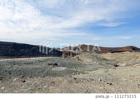 熊本県/ 阿蘇中岳第一火口付近から見る砂千里(砂千里ヶ浜)方面 熊本県/ 阿蘇中岳第一火口付近から見る砂千里(砂千里ヶ浜)方面 111273215