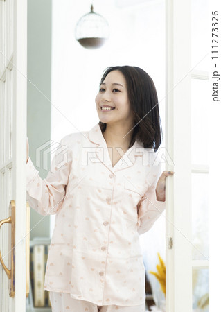 爽やかに目覚めるかわいい女性 111273326