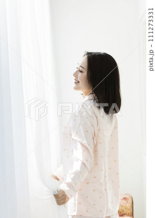 爽やかに目覚めるかわいい女性 111273331