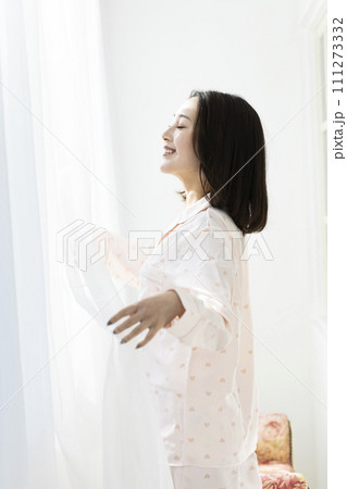 爽やかに目覚めるかわいい女性 111273332