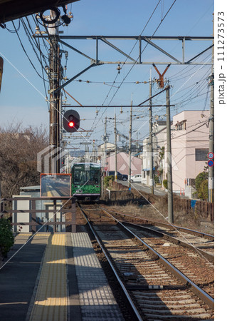 京都にある京福電鉄、嵐電の等持院・立命館大学衣笠キャンパス前駅と電車 111273573