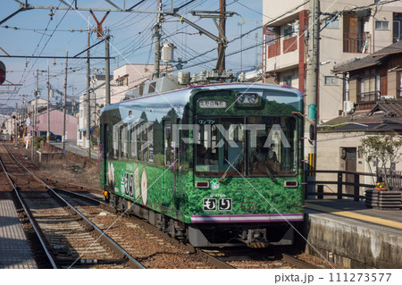 京都にある京福電鉄、嵐電の等持院・立命館大学衣笠キャンパス前駅と電車 111273577