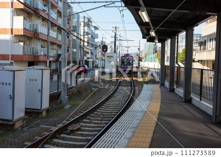 京都にある京福電鉄、嵐電の白梅町駅と電車 111273589