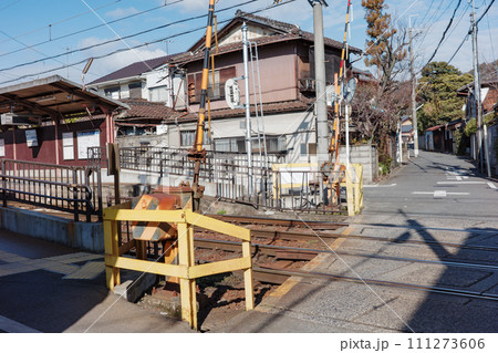 京都にある京福電鉄、嵐電の等持院・立命館大学衣笠キャンパス前駅横の踏切 京都にある京福電鉄、嵐電の等持院・立命館大学衣笠キャンパス前駅横の踏切 111273606
