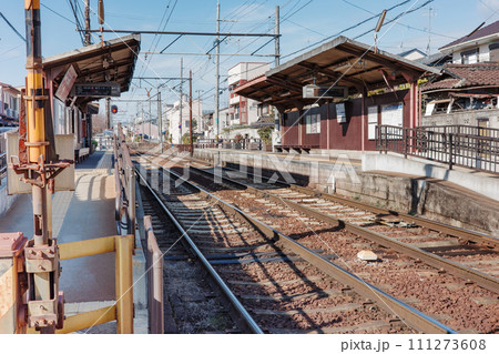 京都にある京福電鉄、嵐電の等持院・立命館大学衣笠キャンパス前駅横の踏切 京都にある京福電鉄、嵐電の等持院・立命館大学衣笠キャンパス前駅横の踏切 111273608