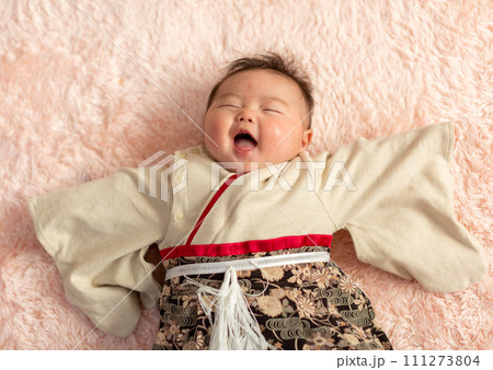 着物を着た乳児　男児 111273804