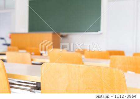 室内に並ぶ机とイス 黒板 教室 会議室 大学 室内に並ぶ机とイス 黒板 教室 会議室 大学 111273964