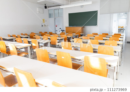 室内に並ぶ机とイス 黒板 教室 会議室 大学 室内に並ぶ机とイス 黒板 教室 会議室 大学 111273969