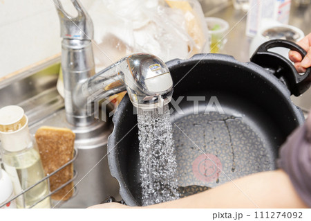 鍋を洗う手元 111274092