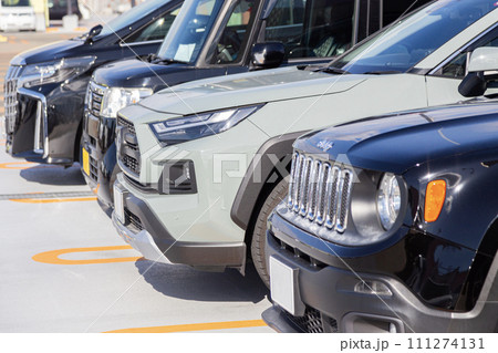 ショッピングモールの駐車場に並んだ自動車 111274131