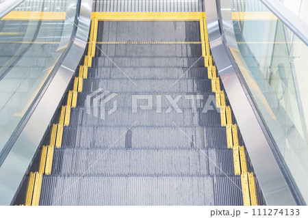 エスカレーター 111274133