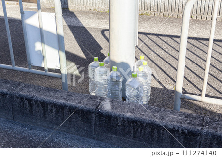 猫除けのペットボトル 111274140