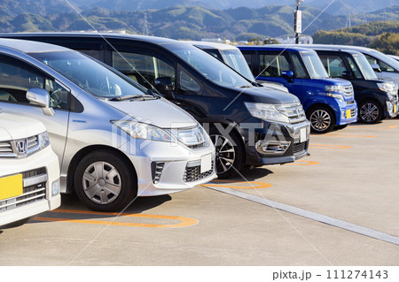 ショッピングモールの駐車場に並んだ自動車 ショッピングモールの駐車場に並んだ自動車 111274143