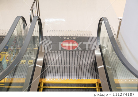 下りのエスカレーター 111274187