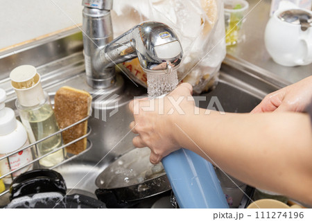 水筒を手洗いする女性 水筒を手洗いする女性 111274196