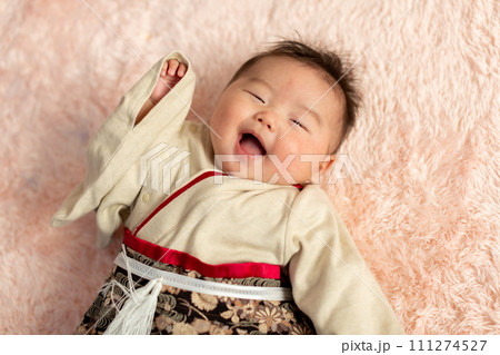 着物を着た乳児　男児 111274527
