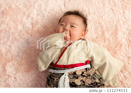 着物を着た乳児 男児 着物を着た乳児 男児 111274531