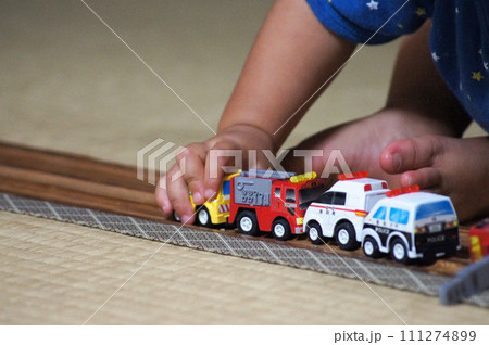 車のおもちゃで遊ぶ男の子 車のおもちゃで遊ぶ男の子 111274899