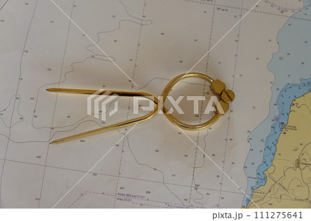 Navigational divider 111275641
