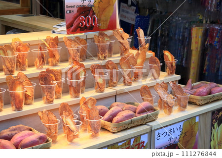 さつまいもチップス　おさつチップス　観光地の食べ歩き 111276844
