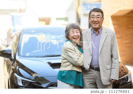 自動車　シニア夫婦　笑顔 111276881