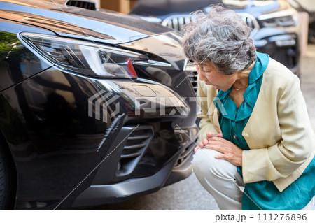 自動車事故　傷　女性 111276896