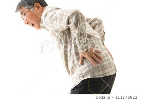 腰痛に悩むシニア男性 111276922