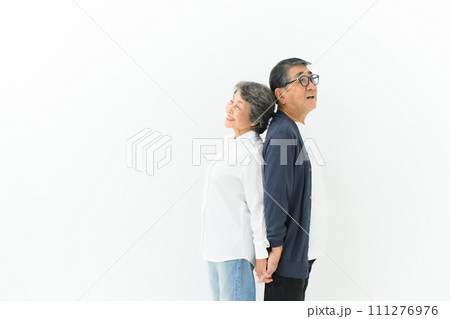 シニアカップル 背中合わせ シニアカップル 背中合わせ 111276976