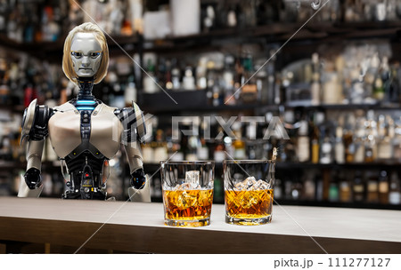 ロボットのバーテンダー　ウィスキー　AI生成画像　バー　カウンター　酒　グラス　バーボン　スコッチ 111277127