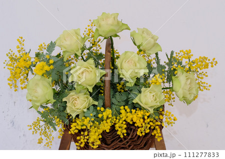グリーンの花籠 111277833