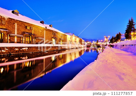 冬の小樽運河の夜景　(北海道小樽市) 111277857