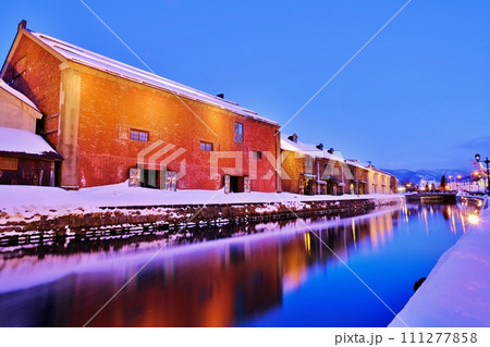 冬の小樽運河の夜景　(北海道小樽市) 111277858