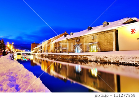 冬の小樽運河の夜景　(北海道小樽市) 111277859