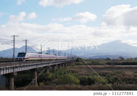 大山を背景に日野川の長い鉄道橋梁を駆け抜ける標準ゆったりやくも色でパノラマ編成の381系特急やくも号 111277891