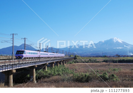 冠雪の大山を背景に日野川の長い鉄道橋梁を駆け抜ける復刻版スーパーやくも色の381系特急やくも号 111277893