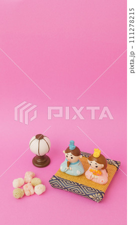 ひな祭りイメージ|雛人形と雛あられ ひな祭りイメージ|雛人形と雛あられ 111278215