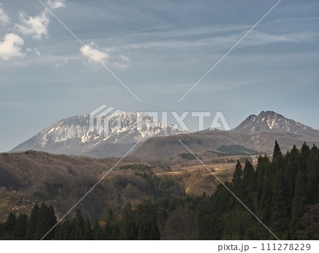 内海乢から見る春の大山と烏ヶ山 内海乢から見る春の大山と烏ヶ山 111278229