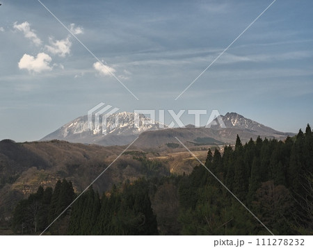 内海乢から見る春の大山と烏ヶ山 111278232