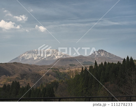 内海乢から見る春の大山と烏ヶ山 内海乢から見る春の大山と烏ヶ山 111278233