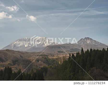 内海乢から見る春の大山と烏ヶ山 内海乢から見る春の大山と烏ヶ山 111278234