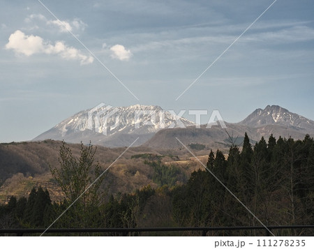 内海乢から見る春の大山と烏ヶ山 内海乢から見る春の大山と烏ヶ山 111278235