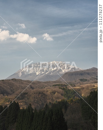 内海乢から見る春の大山 111278237