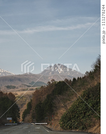 内海乢から見る春の烏ヶ山 111278244