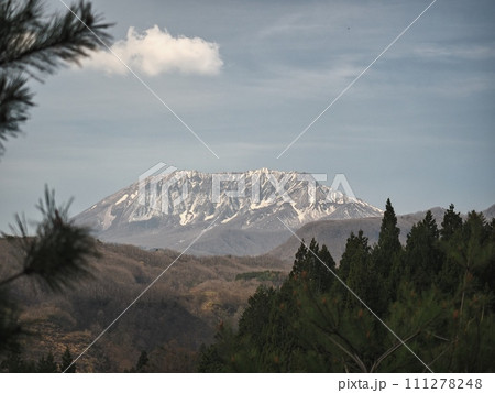 内海乢から見る春の大山 内海乢から見る春の大山 111278248