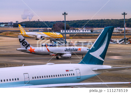 日本の千葉都市景観 成田空港第2からキャセイパシフィック航空、ジェットスター、スクートなどを望む 日本の千葉都市景観 成田空港第2からキャセイパシフィック航空、ジェットスター、スクートなどを望む 111278519
